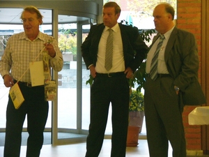 Herbert Schweizer mit Gemeindepräsident Reto Cavegn (Mitte) und Gemeindeschreiber Peter M. Menzi
