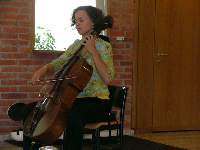 Selbstverständlich gibt Anita dann noch im Gemeindehaus ein Cello-Solo zum Besten