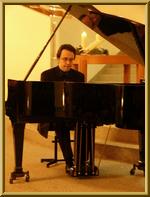 spielt Werke von Frédéric Chopin