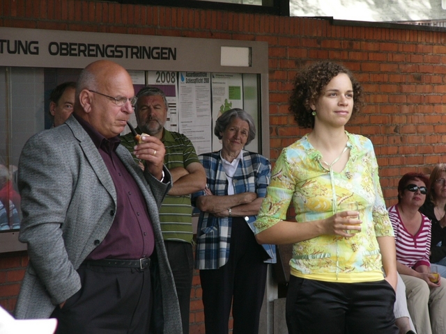 Anita hört aufmerksam ihrer Laudatio zu