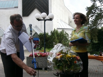 Gemeinderat René Beck erklärt den Einwohnern, dass Anita Leuzinger am 11. Juni 2008 in New York die über 100-jährige Naumburg Competition gewonnen hat. (Einen der weltweit renommiertesten Solisten-Wettbewerbe.)