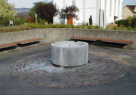 Brunnen vor der Kirche