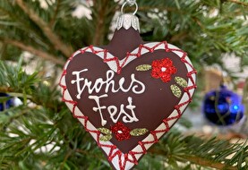 Weihnachtskugel am Baum