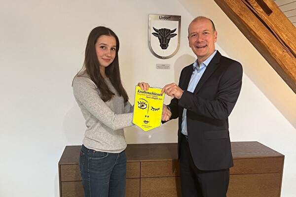 Handshake zwischen Vizepräsident Michael Gassmann und Berenika Pawlowski