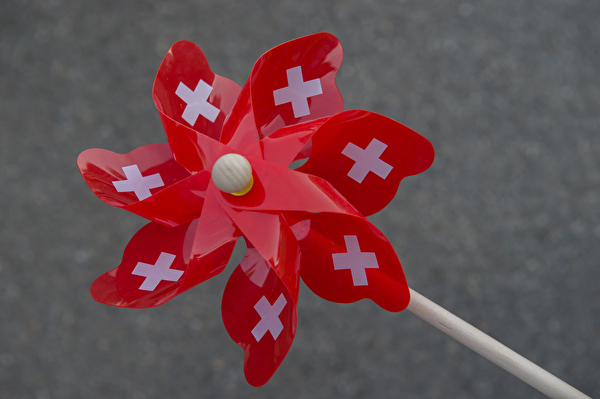 Windrad mit Schweizer Flagge