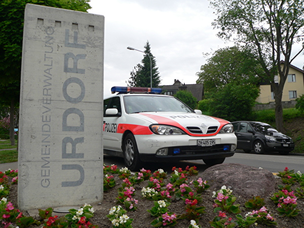 Polizeiauto vor Gemeindehaus
