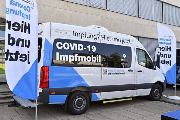 Impfbus hält in Urdorf