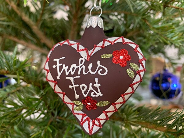 Weihnachtskugel am Baum