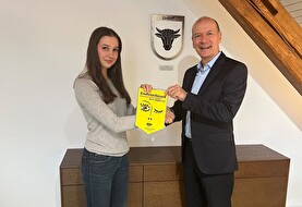 Handshake zwischen Vizepräsident Michael Gassmann und Berenika Pawlowski