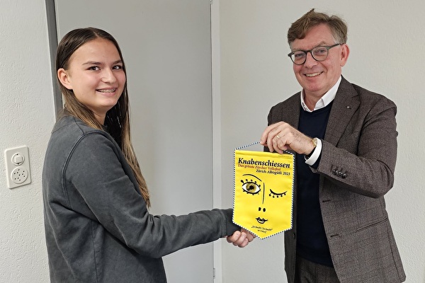 Handshake zwischen Thomas Hächler und Leonie Wiss