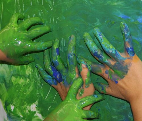 blaugrüne Hände