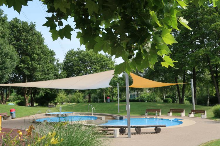 Kinderplanschbecken mit Sonnensegel