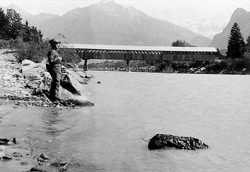 Alte Holzbrücke über den Rhein, welche im Zusammenhang mit dem Neubau Bündner Zementwerk Untervaz (heute Holcim)im Jahr 1958 der neuen Betonbrücke weichen musste.