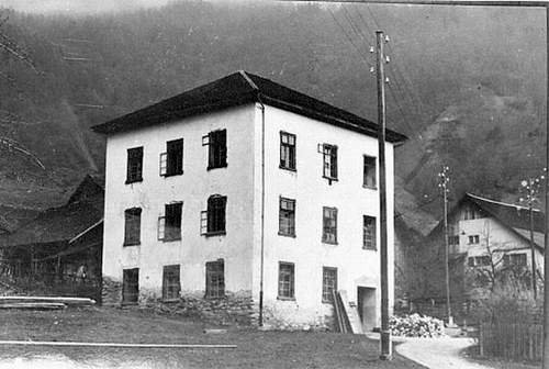 Das Schulhaus wurde für die Oberstufenklassen bis zur Zusammenlegung der Gesamtschule im Jahr 1958 benützt.