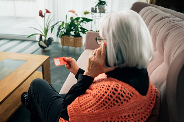 Frau bestellt telefonisch ZVV-Ticket