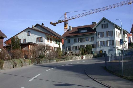 Alter Dorfkern mit ehemaligem Volg-Gebäude.