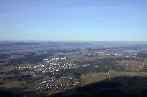 Blick vom Bachtelturm auf Wernetshausen, Hinwil, Wetzikon; im Hintergrund rechts Pfäffikersee, links Greifensee.

 