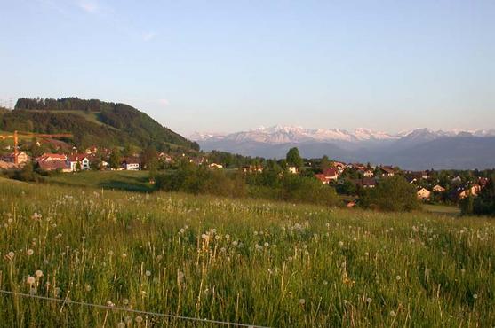 Blick aufs Dorf von der vorderen Bernegg; im Hintergrund der Glärnisch.