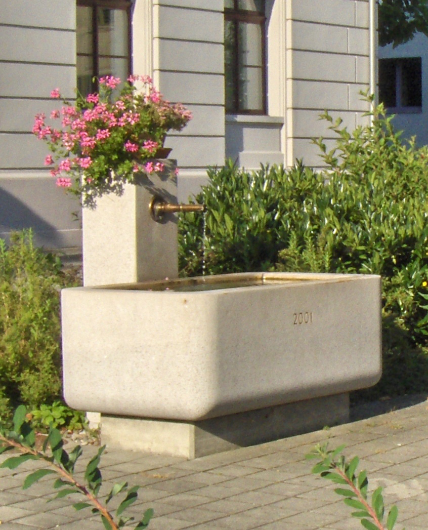 Brunnen Dorfzentrum.jpg