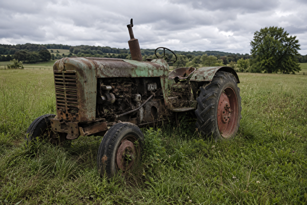 ausgedienterTraktor auf Wiese