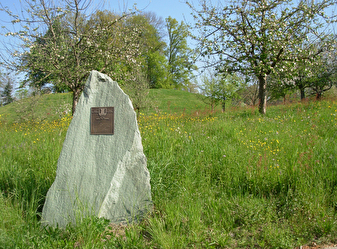 Turmhubel Gutenburg mit Gedenkstein