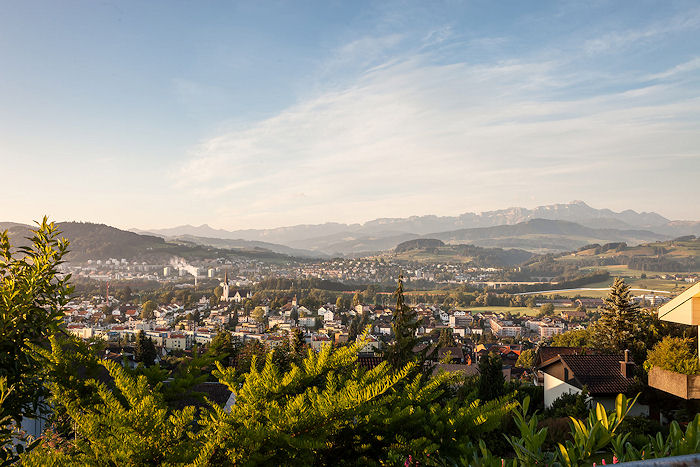 Blick aus dem Sonnenbergquartier über Abtwil auf den Alpstein