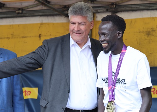 Gemeindepräsident Boris Tschirky und Dominic Lobalu