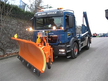 neuer Schneepflug und Lastwagen