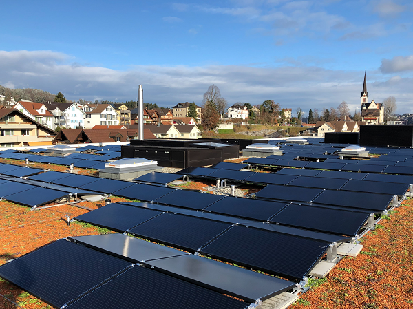 Hausdach mit Solarpanel