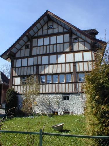 Das Gebäude wurde 1681 als Pfarrhaus zur 1661 erbauten Filialkirche St. Josefen errichtet und blieb bis 1908 im Eigentum der katholischen Kirchgemeinde Abtwil-St.Josefen. 1905 wurde in Abtwil eine neue, grössere Kirche mit einem dazu gehörenden Pfarrhaus gebaut. Damit wurde die angestammte Nutzung hinfällig. Zwischen 1908 und 1982 wechselten die Eigentümer ziemlich häufig, wobei der Bau stets als Wohnhaus diente.
1982 erwarb die Gemeinde Gaiserwald die Liegenschaft und baute sie in mehreren Etappen (1986/2004/2006/2008) zum heutigen Ortsmuseum um.
