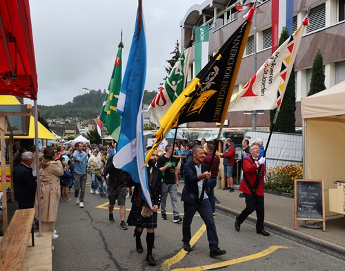 Umzug mit Fahnendelegationen