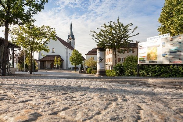 Dorfplatz Engelburg mit Sicht zur kath. Kirche
