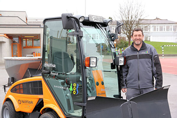 Claudio Walliser, Hauswart der Schulanlage Engelburg, mit dem City Ranger