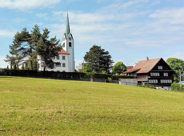 Blick über die Kirchwiese Richtung Dorfzentrum.