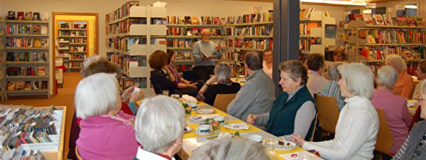 Senioren in der Bibliothek