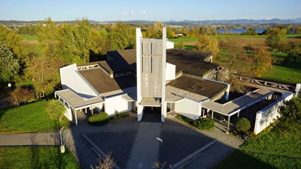 Weg zur katholischen Kirche mit Glockenturm