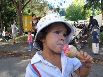 Kind am Eis essen