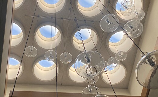 Decke mit Lampen