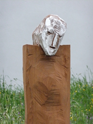 Skulptur mit Gesicht