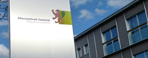 Stele vor Alterszentrum