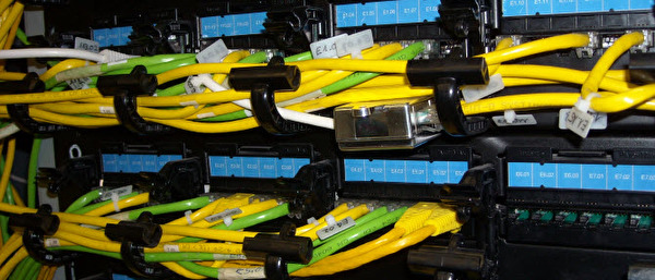Server mit Internetkabeln
