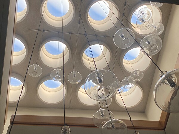 Decke mit Lampen