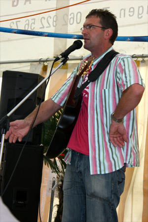 ... Kabarettist und Witzeerzähler.
Die 1. Augustfeier 2008 hatte mit Fredy Schär einen fröhlichen Ausklang.