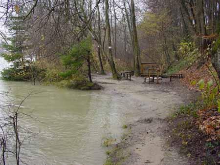 Die Bar des Fischereivereins Wolfwil steht leicht unter Wasser.