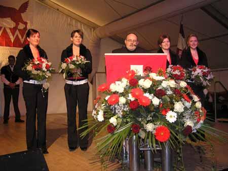 Der regierungsrätliche Medienbeauftragte hat es übernommen, durch den Abend zu führen.
Begleitet wird er, wie auch die nachfolgenden Redner, von den Ehrendamen Jasmin Büttiker, Martina Gottburg, Sabine Meile und Christine Ackermann (v.l.n.r.).