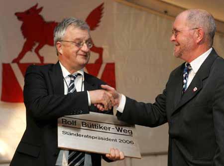 Zu Ehren des Ständeratspräsidenten 2006 wird ein Weg der Aare entlang ausgebaut und nach Rolf Büttiker benannt.