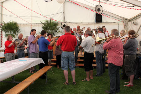 Die Brass Band Harmonie eröffnet die Feier.