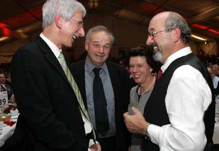 Die Regierungsräte Klaus Fischer und Christian Wanner und Regierungsrätin Esther Gassler beim Plaudern mit dem Fulenbacher alt Gemeindepräsidenten Stefan Jäggi.