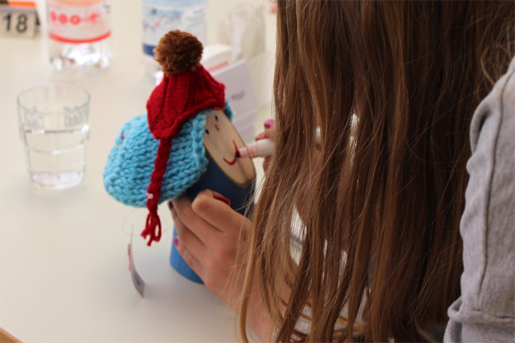 Die Kinder der Jugendgruppe halfen fleissig beim Basteln