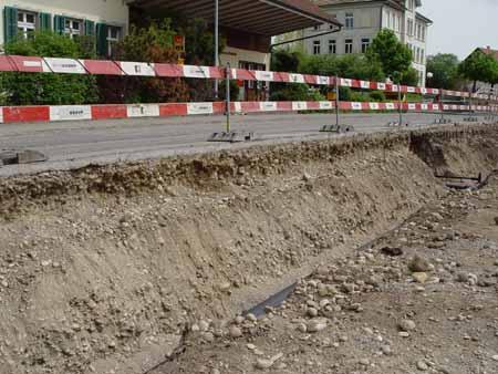 Südlich des Gemeindehauses zeigen sich die Aareschotter noch in ihrer ursprünglichen Schichtung.